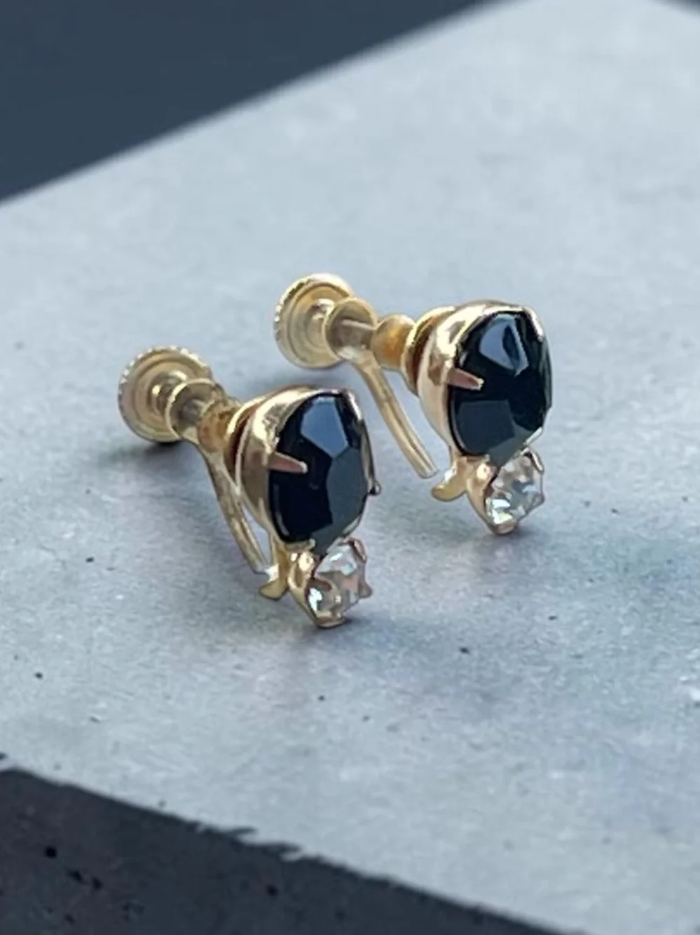 Vintage Black & Clear Glass Screw Back Gold Tone Prong Set Earrings